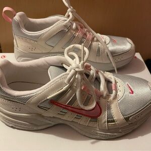 nike dad tennis shoes women’s size 6 pink grey and white